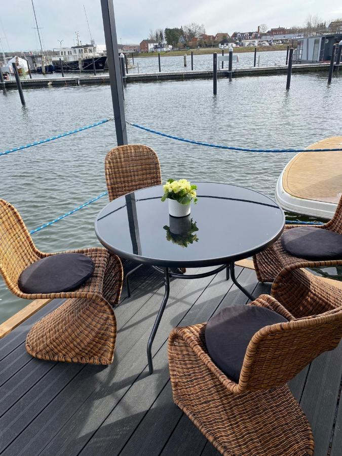 Premium Hausboot Sonneninsel Bådhotel Lübeck